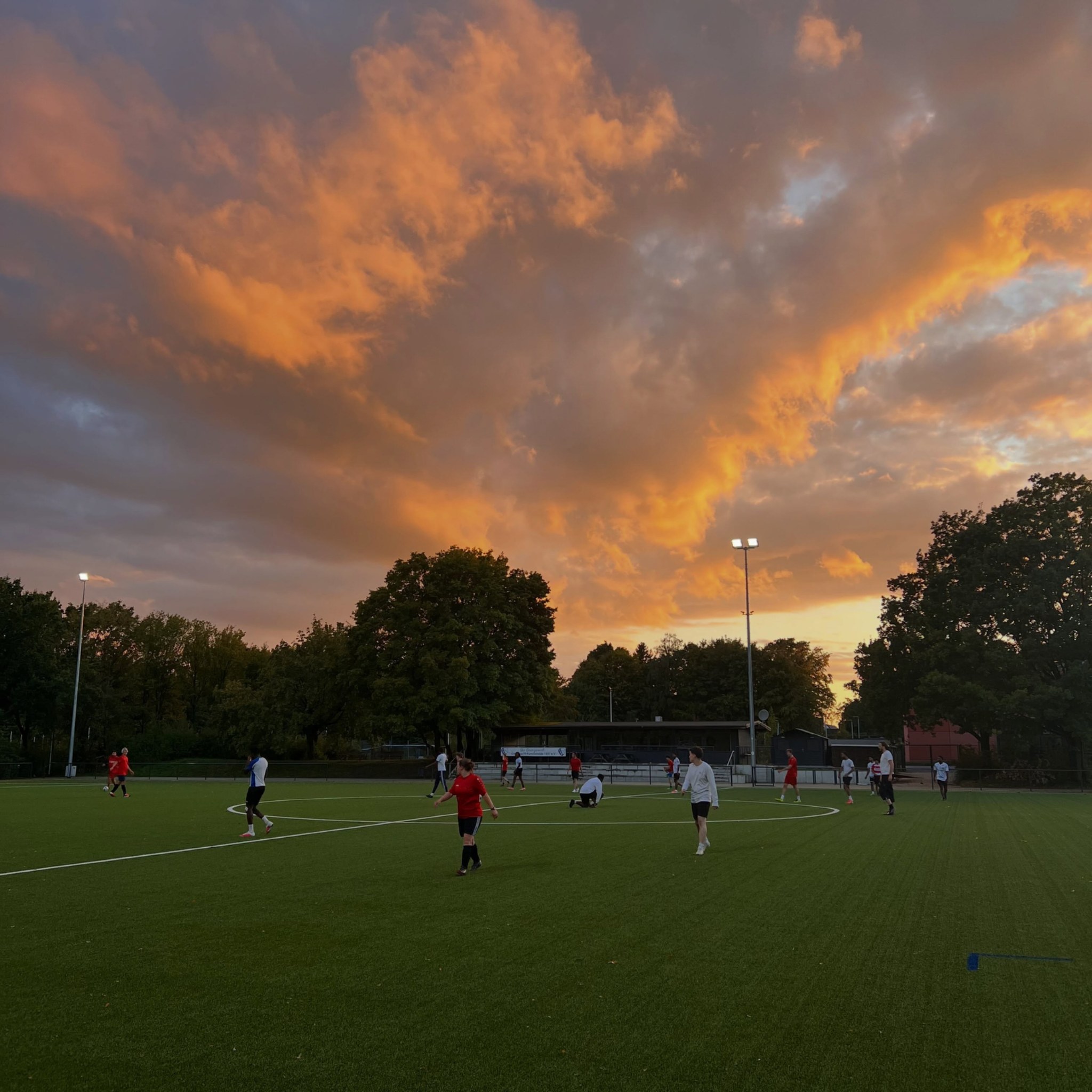 Fußballfeld unter einem Abendhimmel