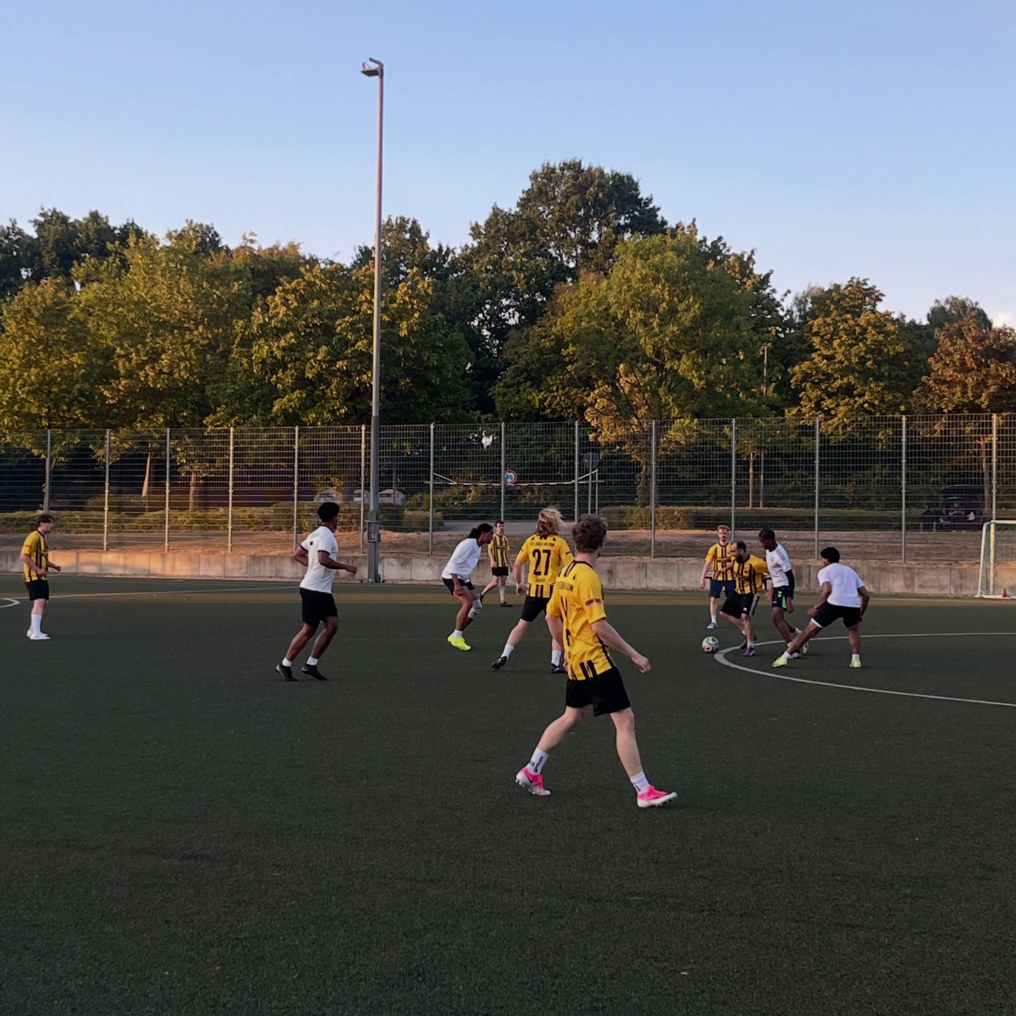 Spielszene auf dem Fußballplatz